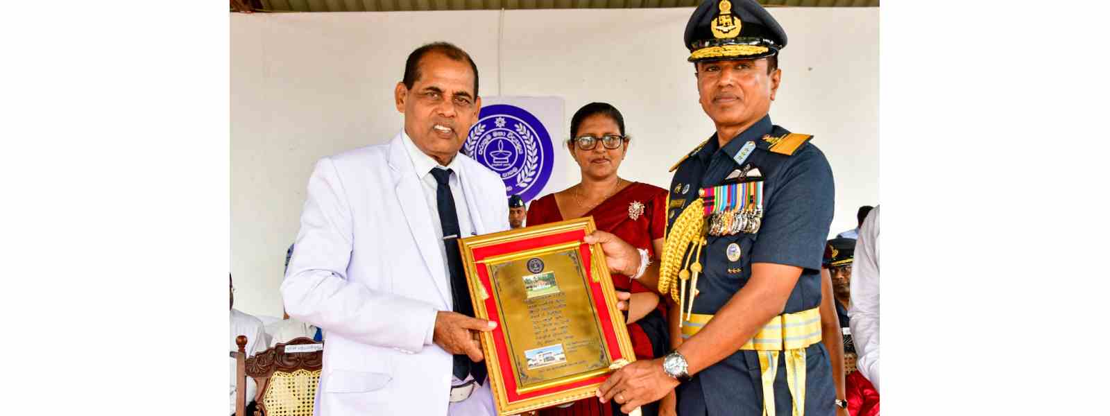 ගුවන් හමුදාධිපතිට උපහාර...